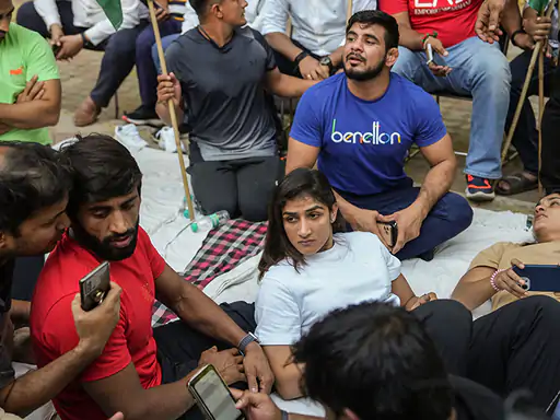 दिल्ली में जंतर मंतर पर धरने पर बैठे पहलवान रात भी यहीं पर गुजार रहे हैं।