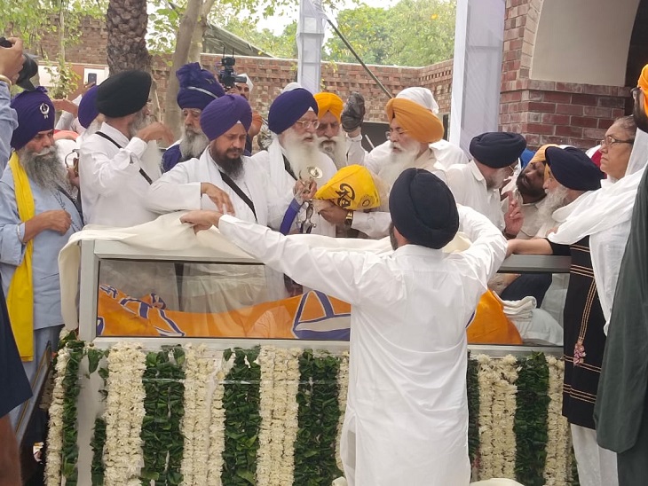 पूर्व CM प्रकाश सिंह बादल के अंतिम दर्शन के लिए पहुंचे श्री अकाल तख्त साहिब के जत्थेदार ज्ञानी हरप्रीत सिंह।