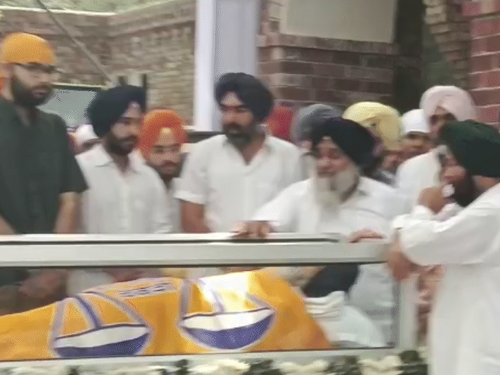 गांव बादल में अंतिम दर्शनों के लिए रखी पूर्व CM प्रकाश सिंह बादल की पार्थिव देह के पास शोकाकुल खड़े बेटे सुखबीर बादल। - Dainik Bhaskar