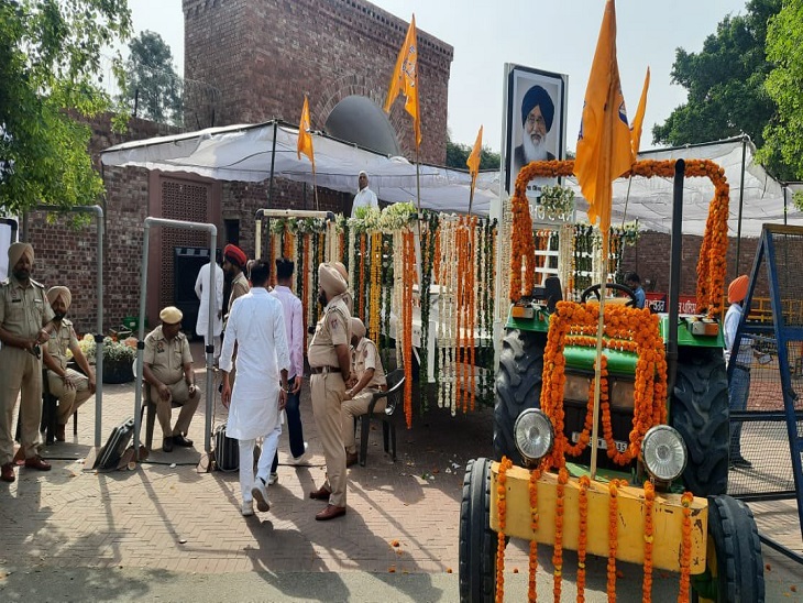 पूर्व CM प्रकाश सिंह बादल की पार्थिव देह को इसी ट्रैक्टर पर अंतिम संस्कार के लिए ले जाया जाएगा।