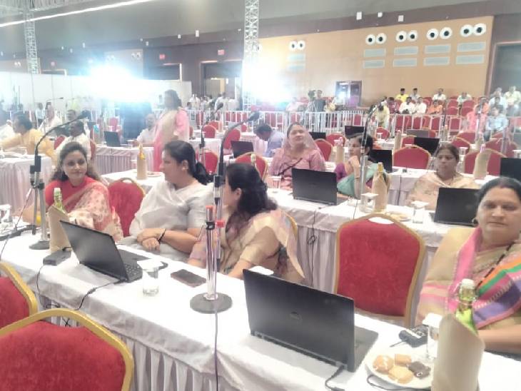 बजट में महिला पार्षद भी मौजूद रहीं। सुबह 11 बजे सभी ने वंदे मातरम गाकर सम्मेलन की शुरुआत की। महापौर और सभापति ने देश और इंदौर की दिवंगत हस्तियों को सदन की ओर से श्रद्धांजलि अर्पित की।