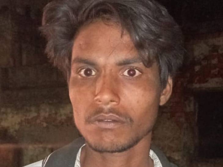 यह शाहरुख की तस्वीर है। सरिया लगने से हाथ कट गया था। खून अतीक के दफ्तर में जगह-जगह फैला मिला था।