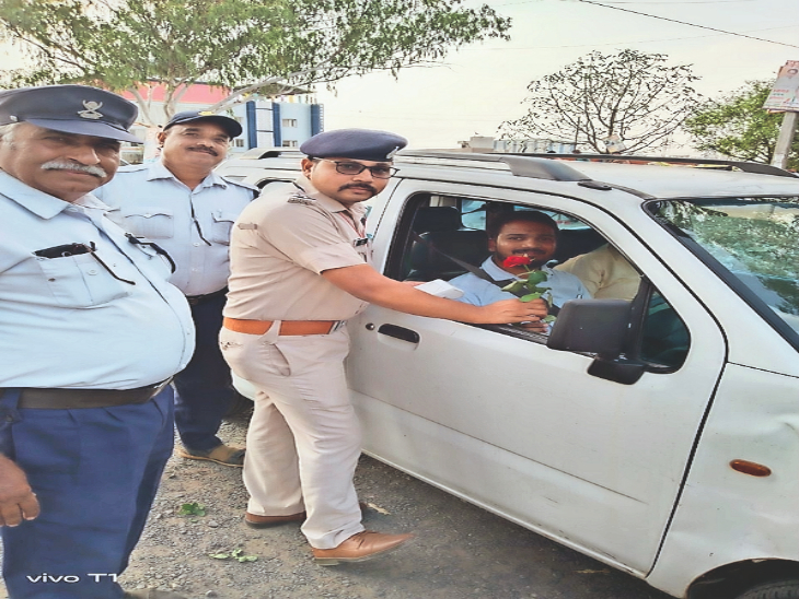 On the occasion of road safety week, flowers were given to the drivers ...