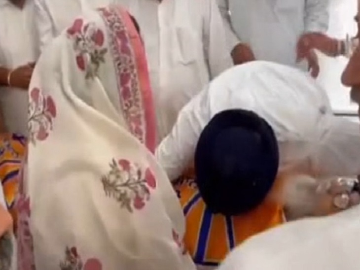 अंतिम संस्कार से पहले पिता प्रकाश सिंह बादल को आखिरी बार गले लगाते हुए सुखबीर बादल।