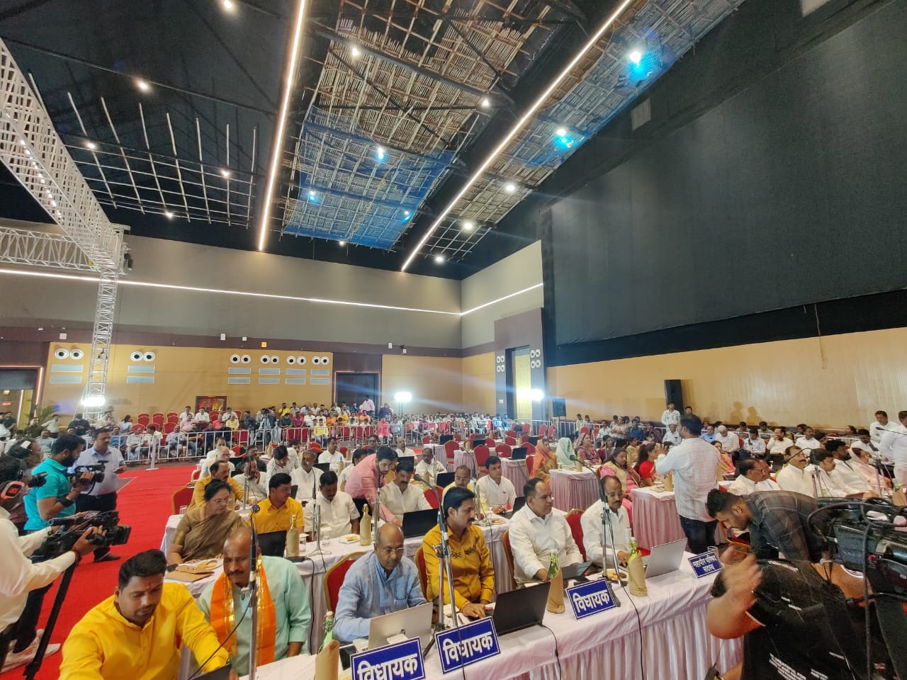 बजट सम्मेलन में मौजूद पार्षद। कांग्रेस पार्षद मिमरोट से महापौर बोले- मातृ शक्ति और महिला शक्ति पर आपको बात रखने का अवसर मिलेगा। लेकिन धीर-गंभीर होकर सुनेंगे तो ही समस्याओं का निराकरण होगा।