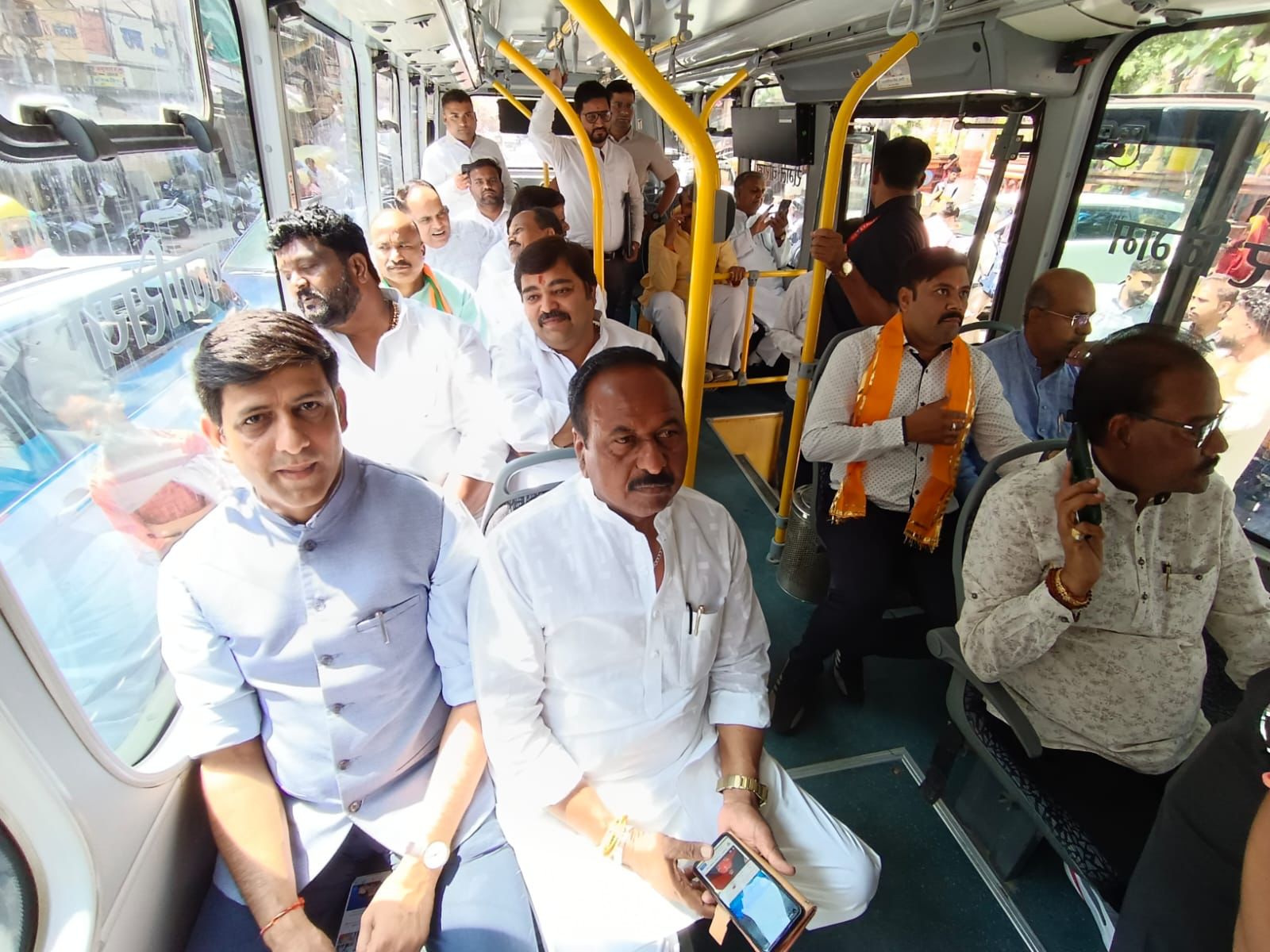 बजट में शामिल होने महापौर, एमआईसी सदस्य और सभी पार्षद सिटी बस में बैठकर ब्रिलियंट कन्वेंशन सेंटर पहुंचे। सभी ने राजबाड़ा पर मां अहिल्या की प्रतिमा पर पुष्प भी अर्पित किए।