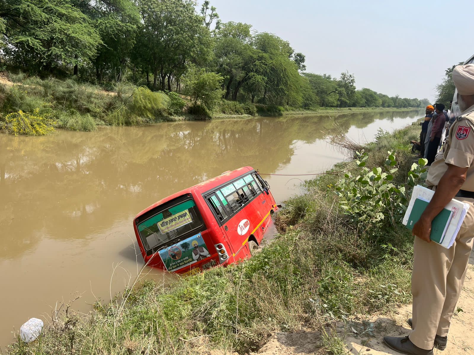 नहर में गिरी मिनी बस और मौके पर जांच करने पहुंची पुलिस।
