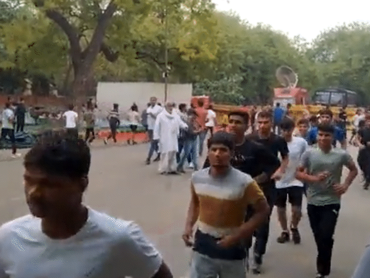 दिल्ली के जंतर-मंतर पर धरना दे रहे पहलवान अपना फिटनेस रूटीन नहीं रोक रहे हैं। वे लगातार 3 दिन से सुबह प्रैक्टिस कर रहे हैं।