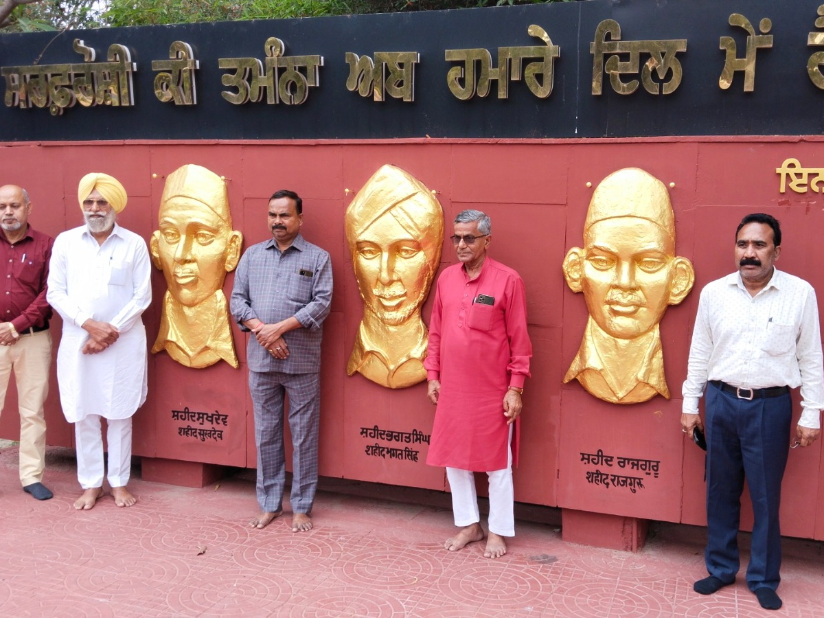 हुसैनीवाला शहीदी स्मारक पर शहीदों को श्रद्धांजलि देने के लिए पहुंचे झारखंड निवेदन कमेटी के अध्यक्ष उमा शंकर अकेला और अन्य।