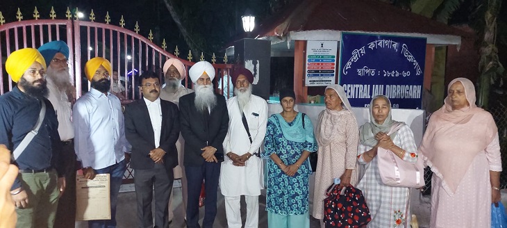 डिब्रूगढ़ जेल से मुलाकात करके बाहर निकलते हुए परिजन।