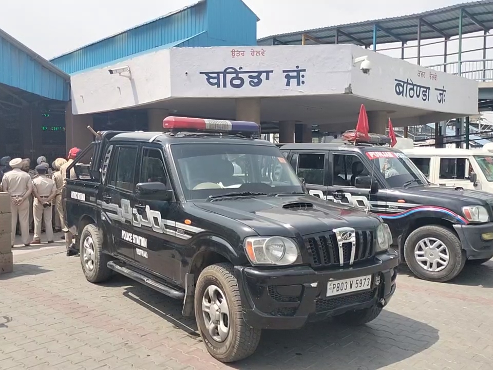 रेलवे स्टेशन के बाद पुलिस की गाड़ियां।