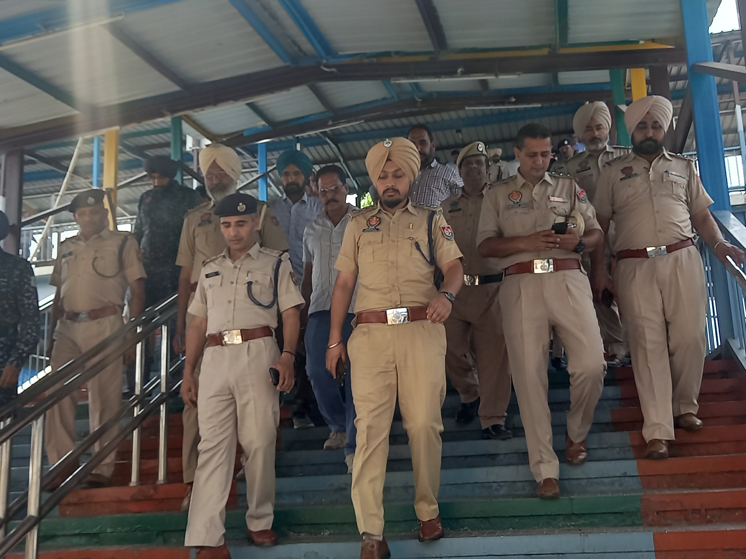 रेलवे स्टेशन की चैकिंग पर पहुंचे DSP और उनकी टीम।