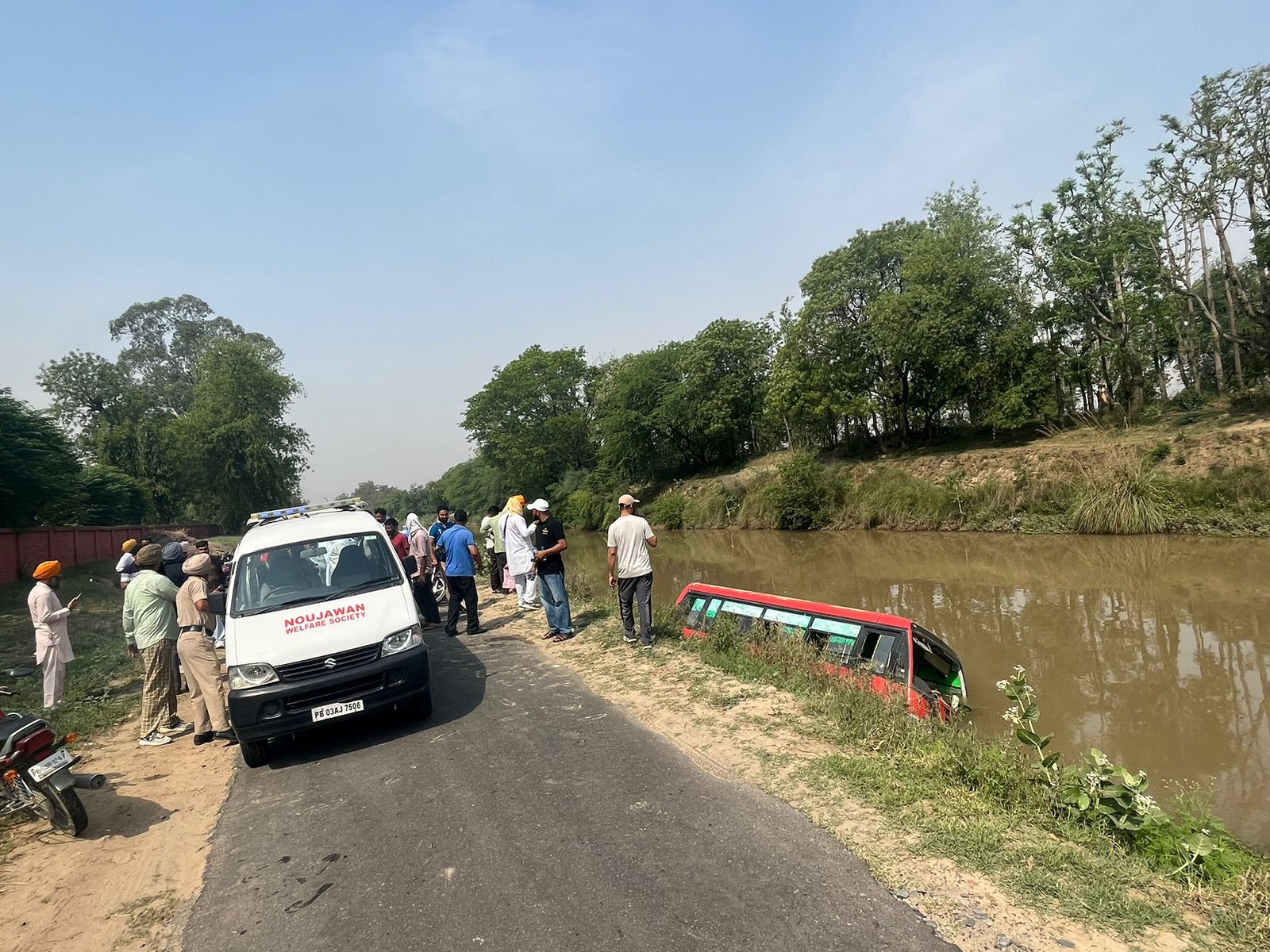 हादसास्थल पर जुटे ग्रामीण, पुलिस और सोसाइटी के वर्कर।