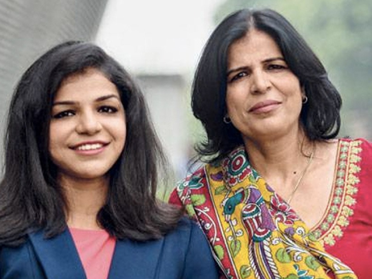 साक्षी मलिक अपनी मां सुदेश मलिक के साथ।