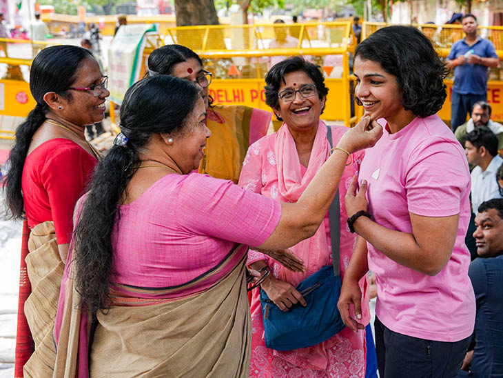 केरल की सांसद पीके श्रीमति ने साक्षी मलिक और दूसरे पहलवानों से मुलाकात की।