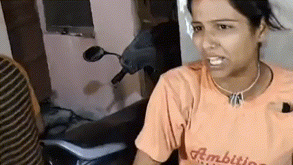 महिला आपबीती सुनाती हुई