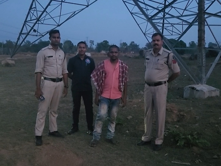 युवक राम भरोसे मरकाम को पुलिस ने समझा-बुझाकर टावर से नीचे उतारा।