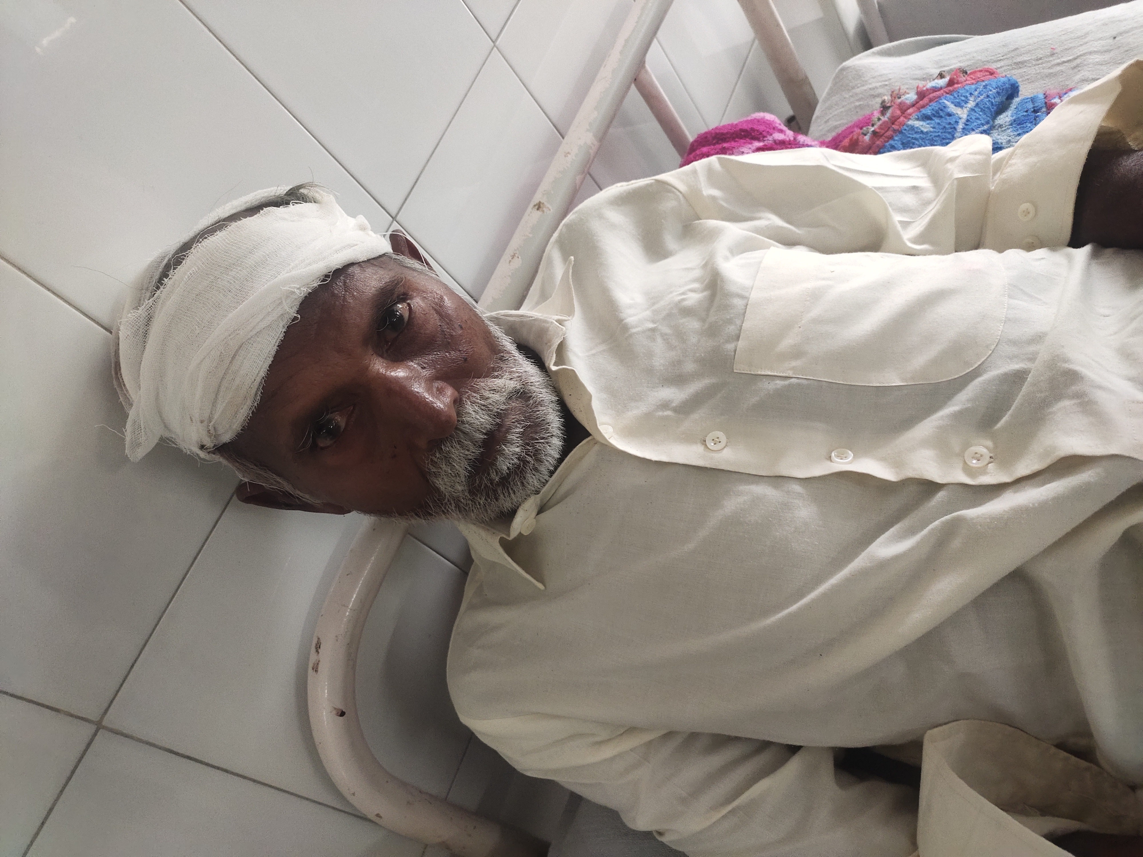 हमले में घायल शमशेर सिंह अस्पताल में उपचाराधीन।