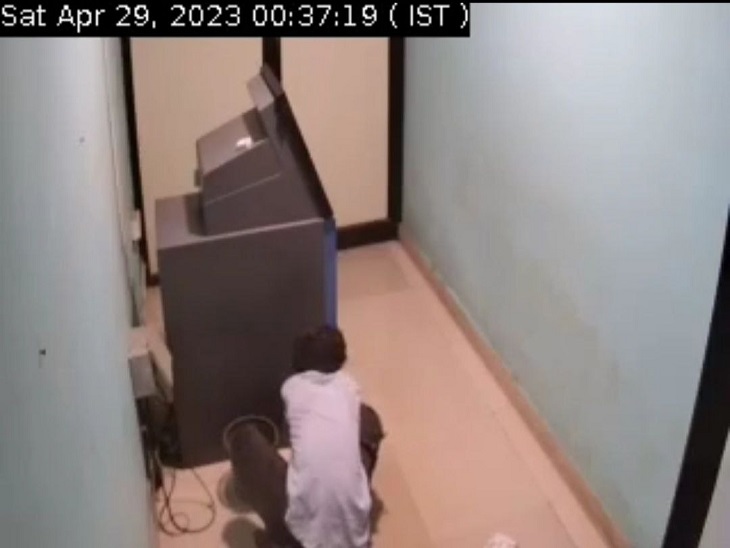 एटीएम के अंदर चोरी का प्रयास करता आरोपी