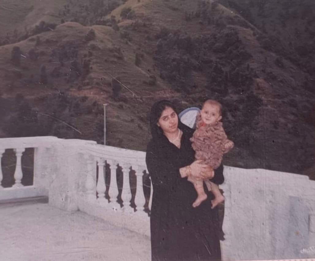शाइस्ता परवीन की यह फोटो भी देहरादून के मसूरी की है। इसमें वह बेटे को लेकर फोटो खिंचवा रही हैं। शाइस्ता इस समय फरार चल रही हैं।