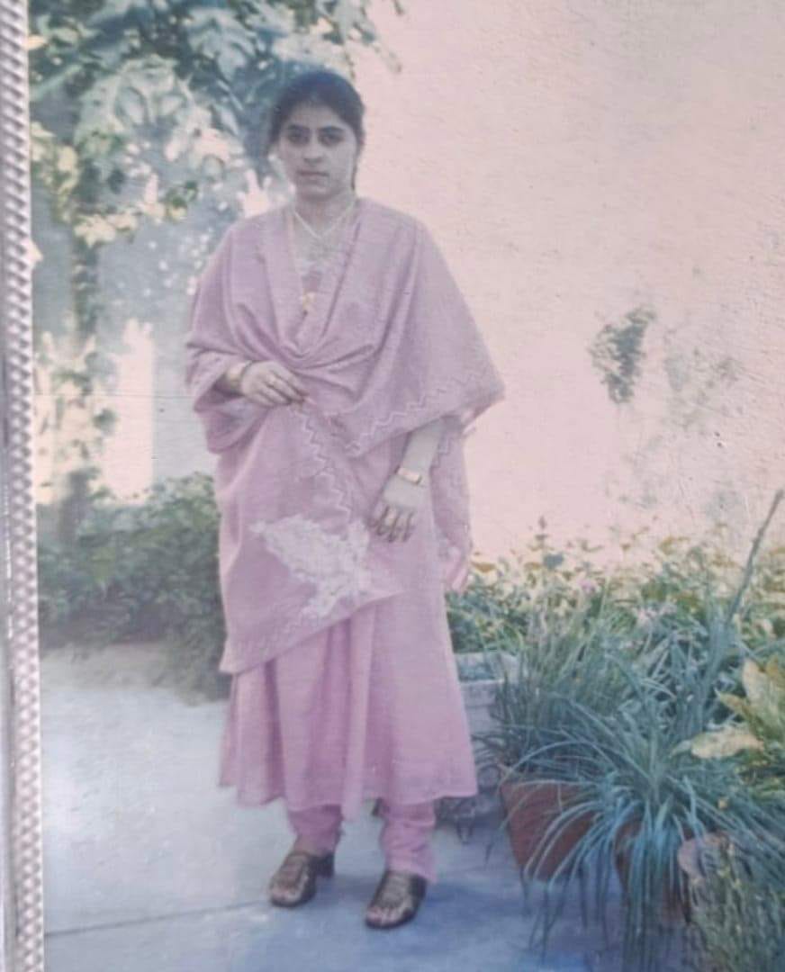 शाइस्ता की यह फोटो बहुत पुरानी है। यह उसके मायके की फोटो होने का दावा किया गया है।