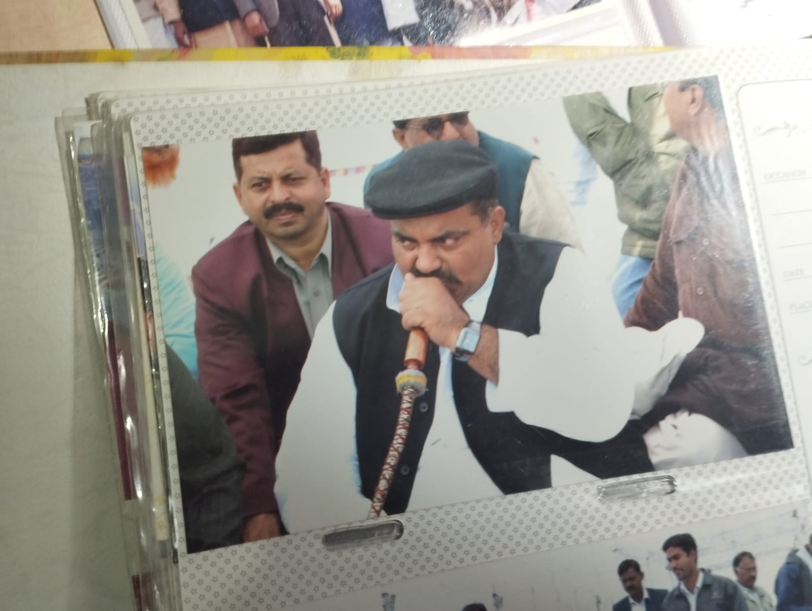दो एलबम मिले हैं जिसमें अतीक के अलग अलग अंदाज के 200 से ज्यादा फोटो मिले हैं। इस फोटो में अतीक किस कार्यक्रम में शामिल हो रहा है और हाथ में हुक्का लिए पी रहा है।