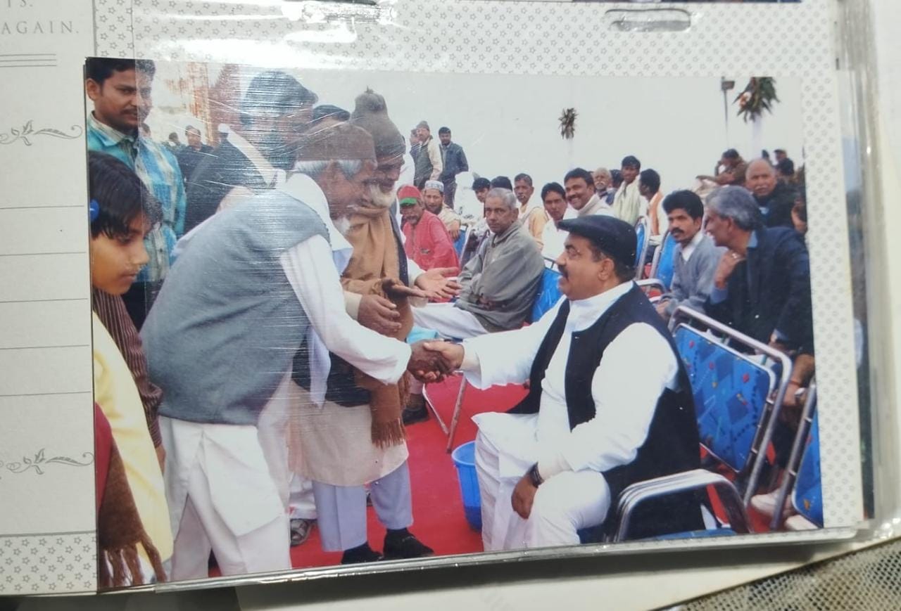 अतीक की यह फोटो किसी प्रोग्राम की है जिसमें वह से हाथ मिला रहा है और उनका कुशल क्षेम पूछ रहा है।