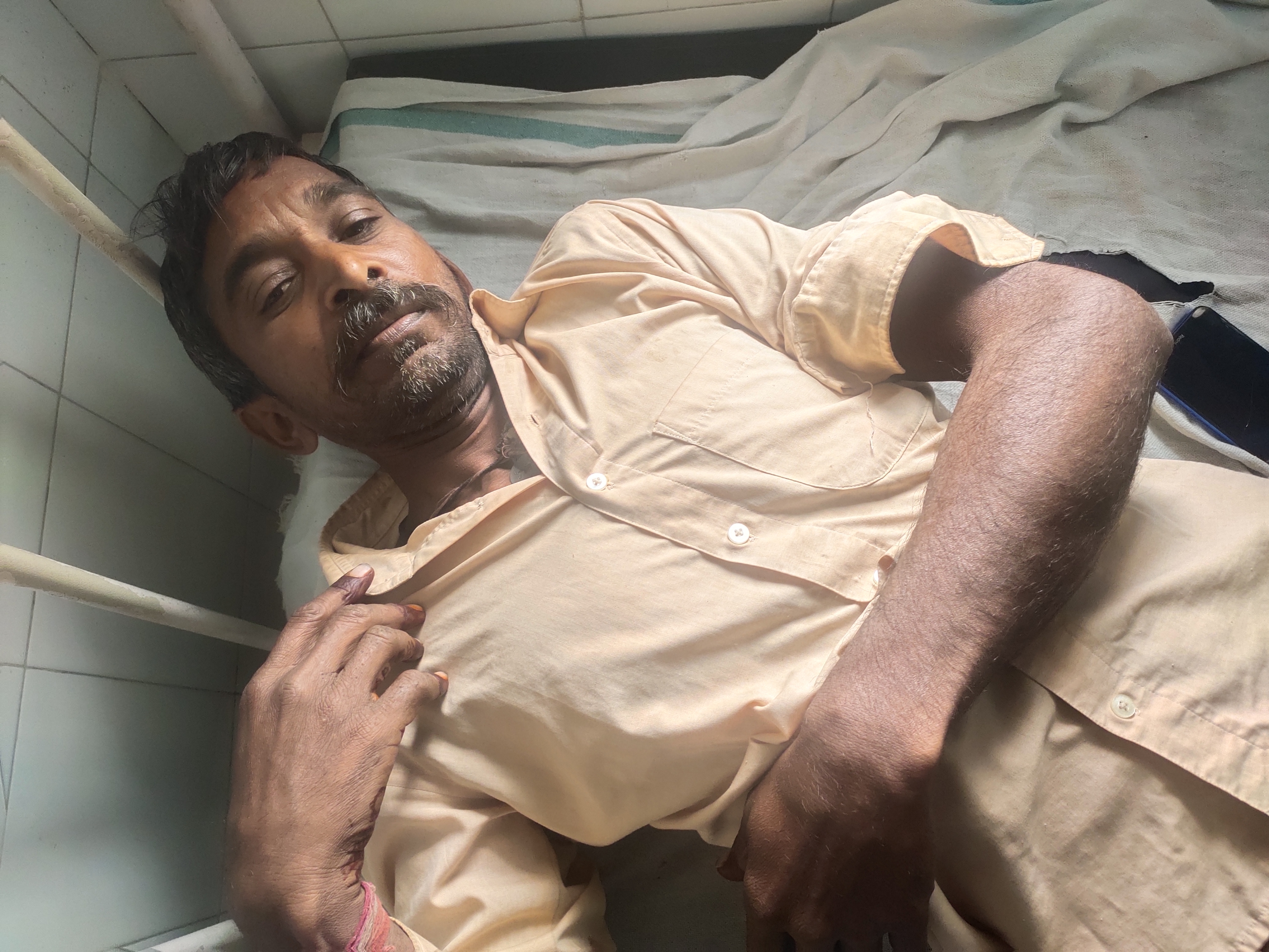 हमले में घायल सुभाष अस्पताल में उपचाराधीन।