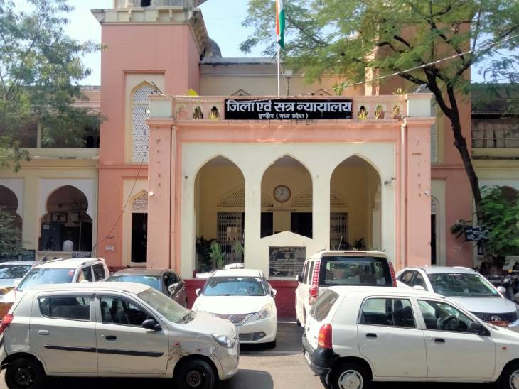 इंदौर स्थित जिला कोर्ट में वर्मा की पत्नी ने कहा कि घटना के बारे में उसे कुछ भी जानकारी नहीं है कि कैसे पति की हत्या हुई। बयान बदलने के पीछे डर, दबाव या लालच माना गया।