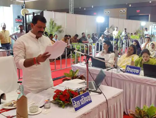 नेता प्रतिपक्ष चिंटू चौकसे ने कहा- कल मेरे कारण सभापति के सम्मान में उन्हें या किसी को ठेस पहुंची हो तो मैं माफी मांगता हूं। माफी मांगने से कोई छोटा-बड़ा नहीं होता, अपने कर्मों से बड़ा होता है।