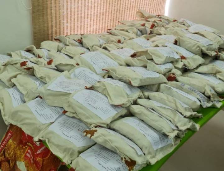 ट्रक के सीक्रेट केबिन से जब्त अफीम के पैकेट।