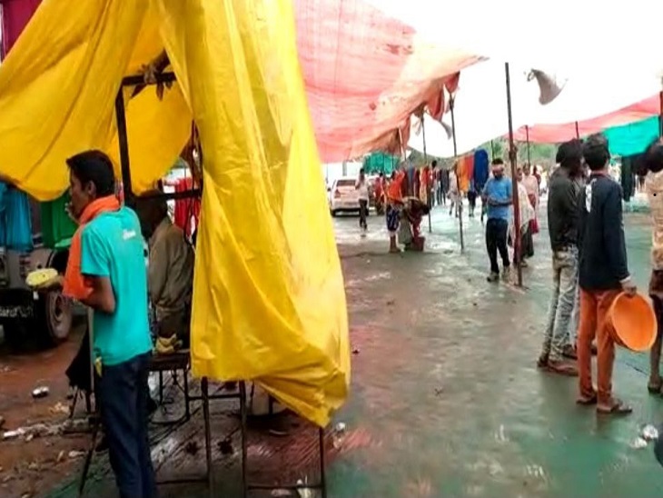 पानी से लबालब हुआ शिव महापुराण कथा स्थल - Dainik Bhaskar