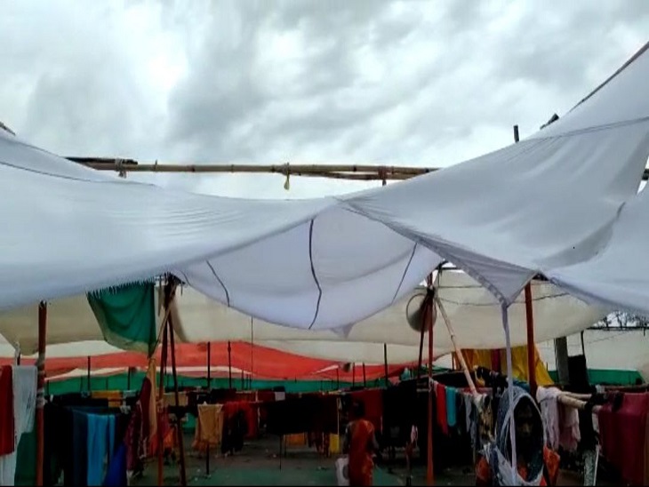 तेज हवा और बारिश से पंडाल फटा