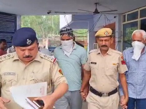 पुलिस की गिरफ्त में आरोपी पुलिस कर्मी।