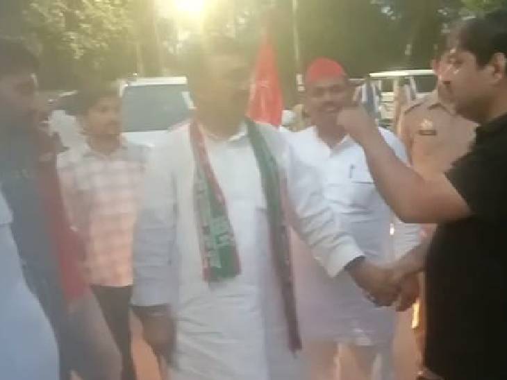 अजय श्रीवास्तव जब मेहदौरी कॉलोनी पहुंचे तो अकरम फैसल ने उनका हाथ पकड़ लिया और सवाल करने लगा।