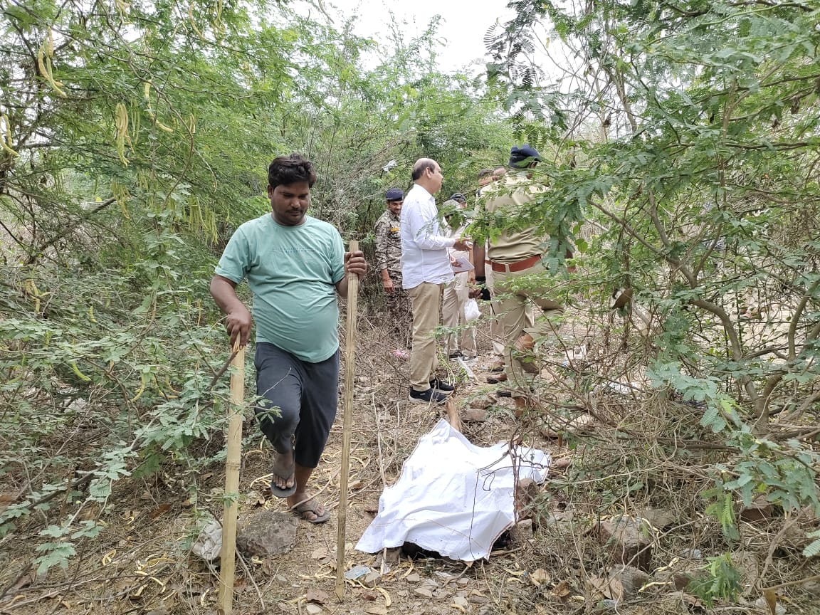 ग्वालियर में महिला का सिर कुचला हुआ शव मिला।