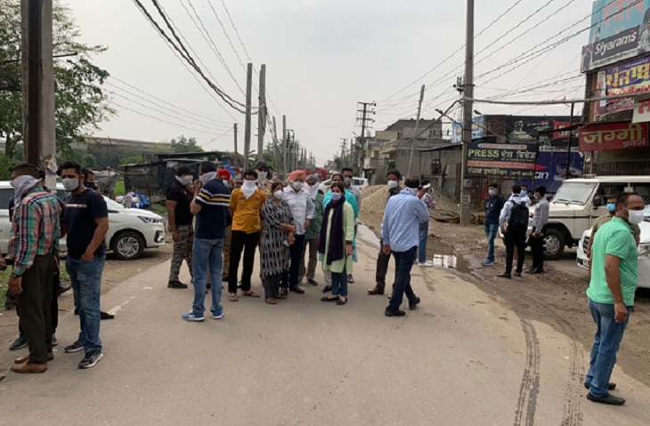 गैस लीक की जानकारी मिलने के बाद मौके पर पहुंची लुधियाना वेस्ट की SDM स्वाति और विधायक राजिंदर कौर छीना।