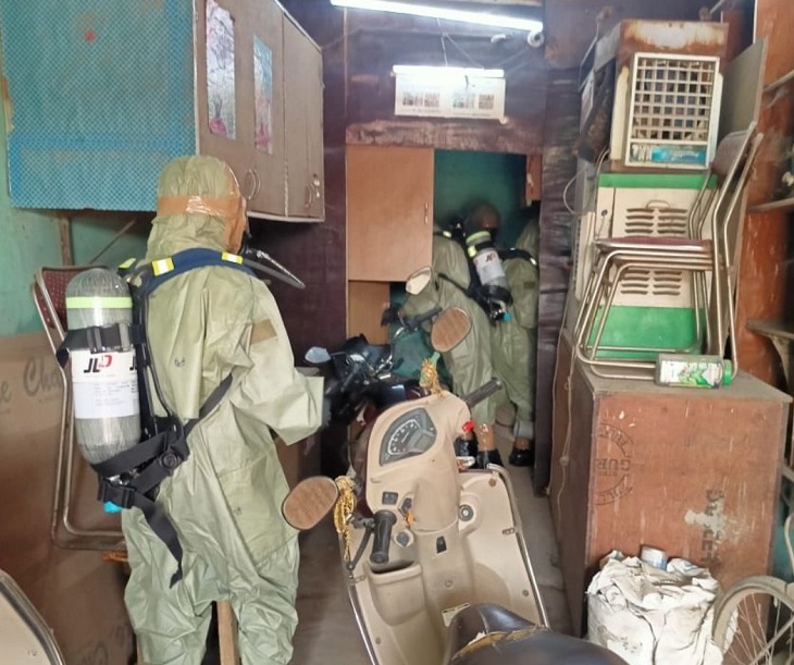 NDRF की टीमें ऑक्सीजन किट लगाकर आसपास के दुकानों में गैस लीक की जांच का रही हैं।