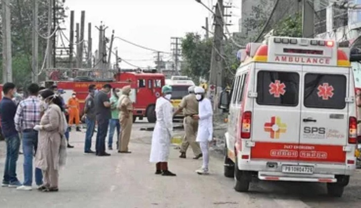 ग्यासपुरा इलाके में गैस लीक होने के बाद फायर ब्रिगेड, एंबुलेंस और डॉक्टरों की टीम तैनात की गई है।