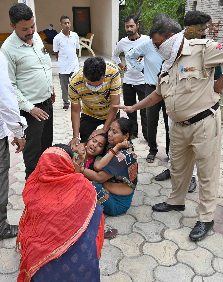 लुधियाना के सिविल अस्पताल में पहुंचे मृतक के परिजनों काे सांत्वना देता पुलिस कर्मचारी।