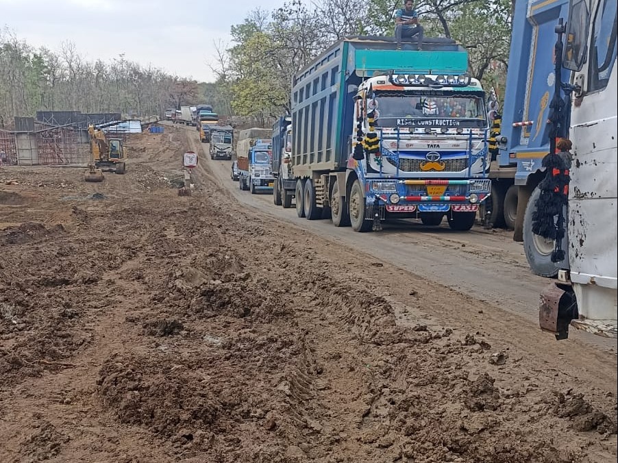 भोपाल-नागपुर हाईवे पर कल रात से करीब 8 किलोमीटर लंबा जाम लगा है।