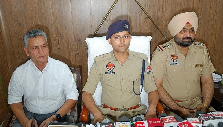आतंकी लंडा और गैंगस्टर सत्ता के 2 साथी काबू, अमृतसर में कुछ दिन पहले चलाई थी गोलियां 2 घटना की जानकारी देते हुए पुलिस अधिकारी।
