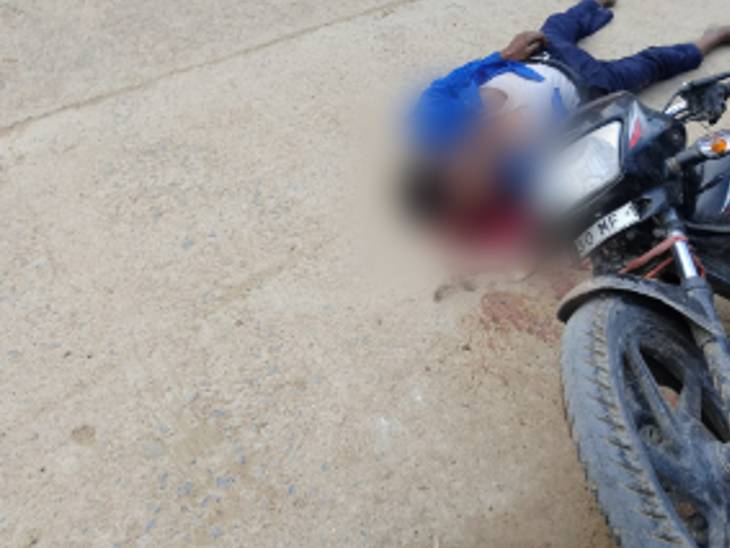 A speeding container collided with a young man standing on the roadside,  died on the spot | मछंड में कंटेनर ने युवक को रौदा: तेज रफ्तार कंटेनर में  सड़क किनारे खड़े युवक