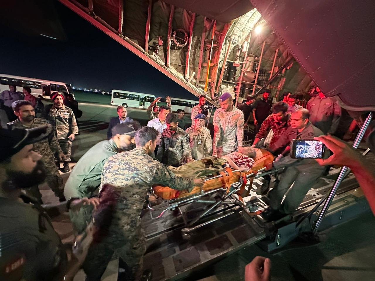 तस्वीर 16वें बैच में सूडान से सऊदी अरब के जेद्दा ले जाए जा रहे भारतीयों की है।