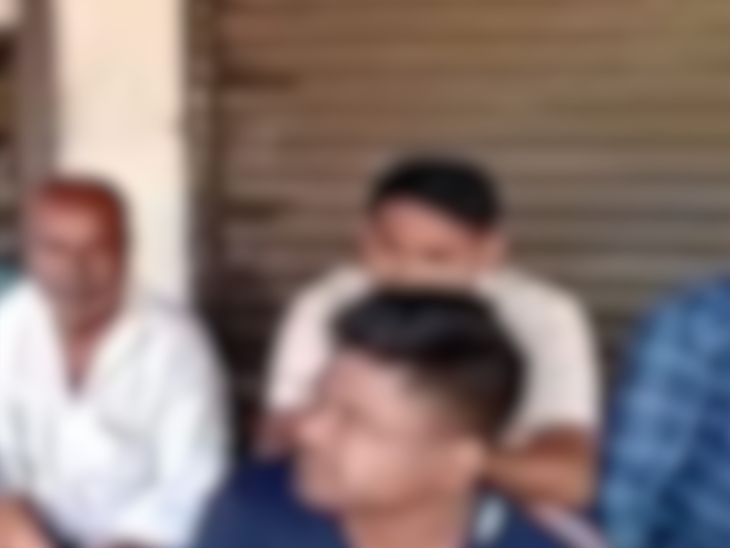 ये गांव के कुछ लोग हैं, जिन्होंने बताया कि उन लोगों ने कभी गुड्डू को सामने से नहीं देखा। लेकिन उसके चर्चे सुने हैं।