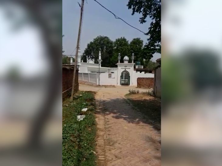 इसी गली में जाकर गुड्डू का पैतृक घर पड़ता है। जो लगभग खंडहर हो चुका है।
