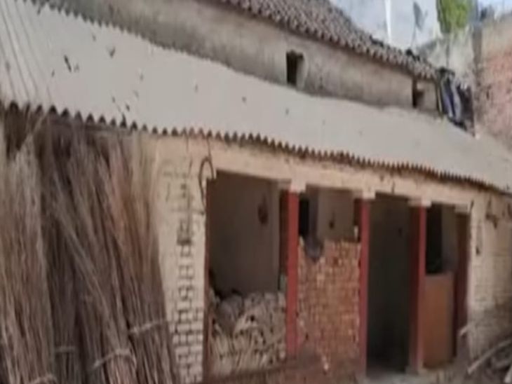 ये घर गुड्डू मुस्लिम का पैतृक घर बताया जा रहा है। गांव से जाने से पहले वो अपने परिवार के साथ यहीं रहता था।