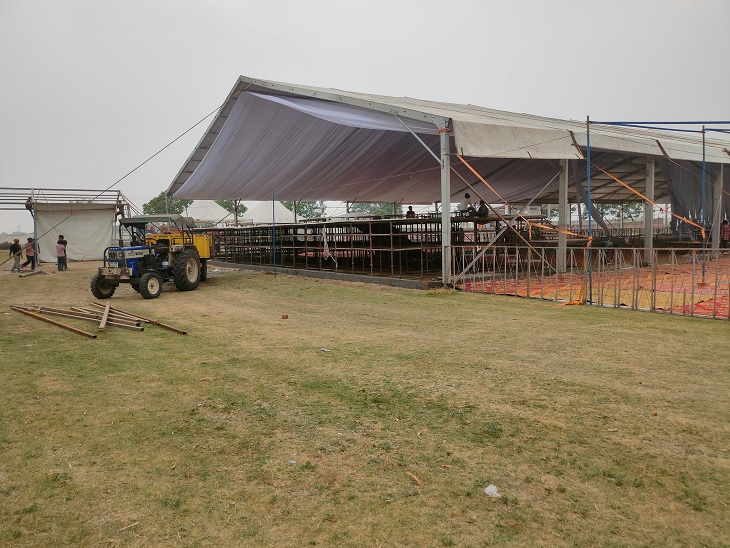 पूर्व मुख्यमंत्री प्रकाश सिंह बादल की अंतिम अरदास के लिए लगाए गए टैंट।