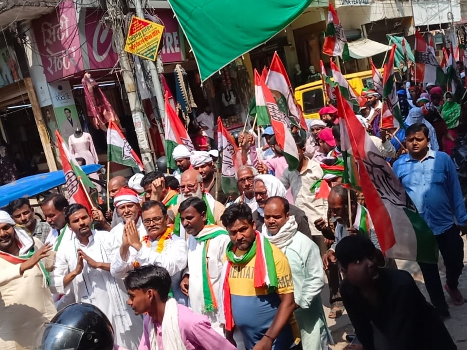 कांग्रेस ने रोड शो निकालकर अपनी ताकत का अहसास कराया।