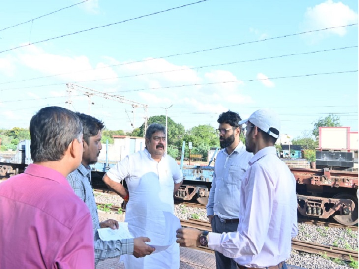 रेलवे स्टेशन का निरीक्षण करने पहुंचे निगम और रेलवे के अधिकारी